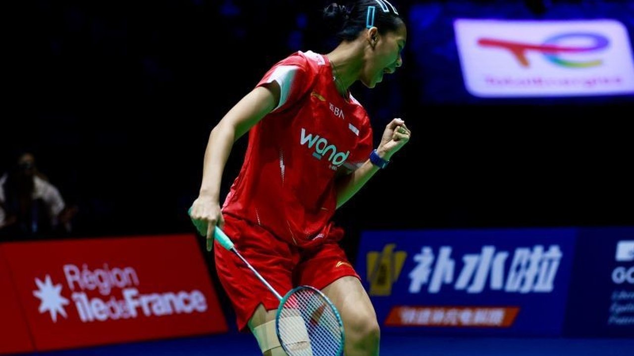 Putri KW menjadi satu-satunya harapan Indonesia di Kejuaraan Dunia BWF 2025 setelah wakil lain gugur. Mampukah ia melaju ke final dan mengukir sejarah baru bagi tunggal putri Indonesia?