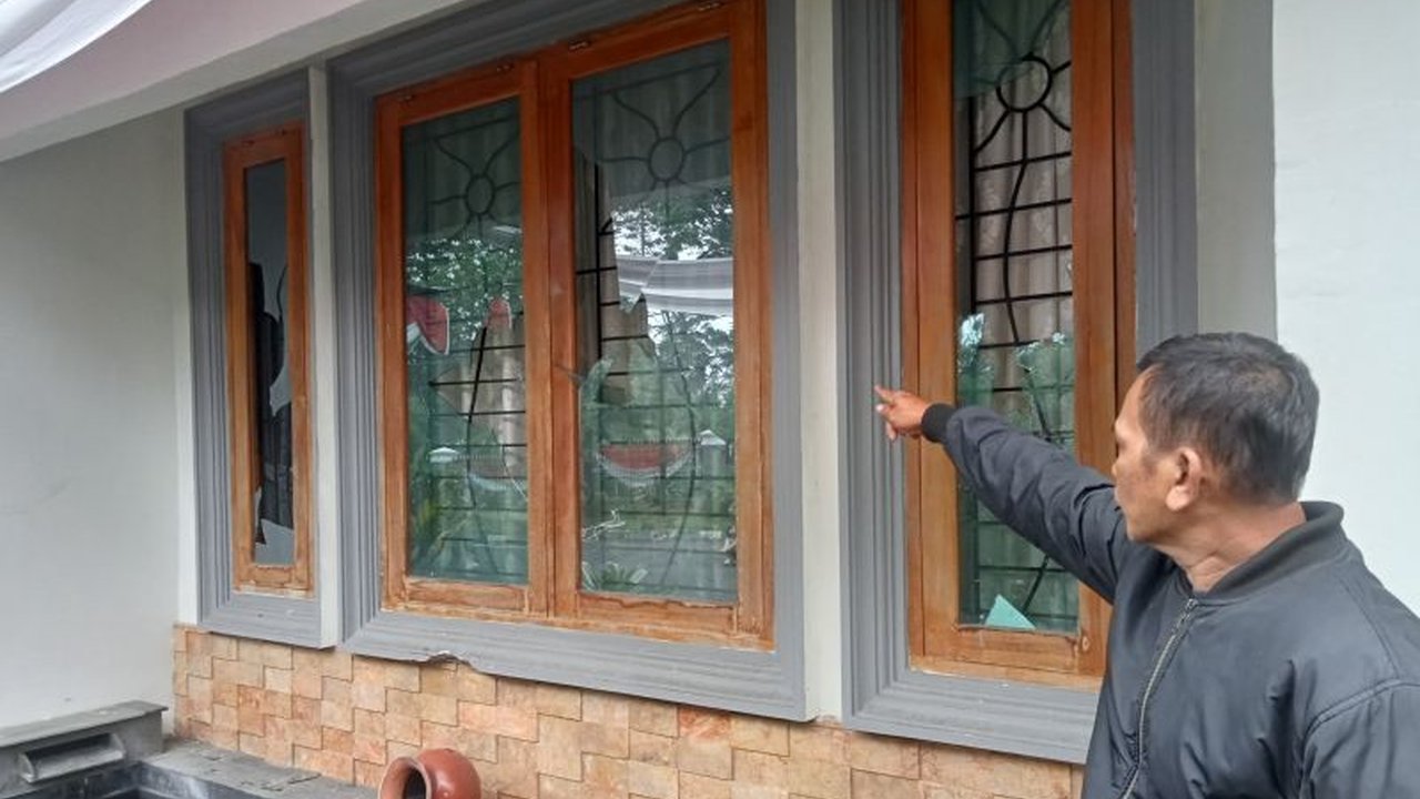 Rumah dinas Wagub Jambi Abdullah Sani mengalami kerusakan parah setelah diserang kelompok massa anarkis dini hari. Kaca pecah dan molotov ditemukan, memicu pertanyaan tentang motif di balik perusakan rumah dinas Wagub Jambi ini.