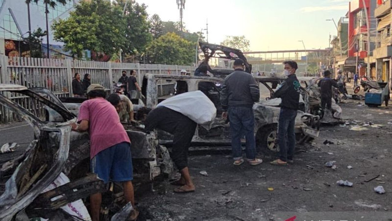 Ratusan massa melakukan penyerangan Polres Jaktim pada dini hari, mengakibatkan puluhan kendaraan hangus. Apa motif di balik aksi anarkis ini dan bagaimana kondisi terkini?