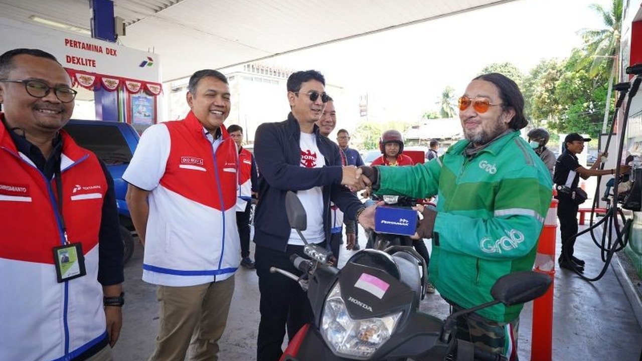 Pertamina Patra Niaga menegaskan distribusi BBM Sulawesi dalam kondisi aman dan lancar di seluruh SPBU. Penasaran bagaimana Pertamina menjaga ketersediaan energi di wilayah ini?