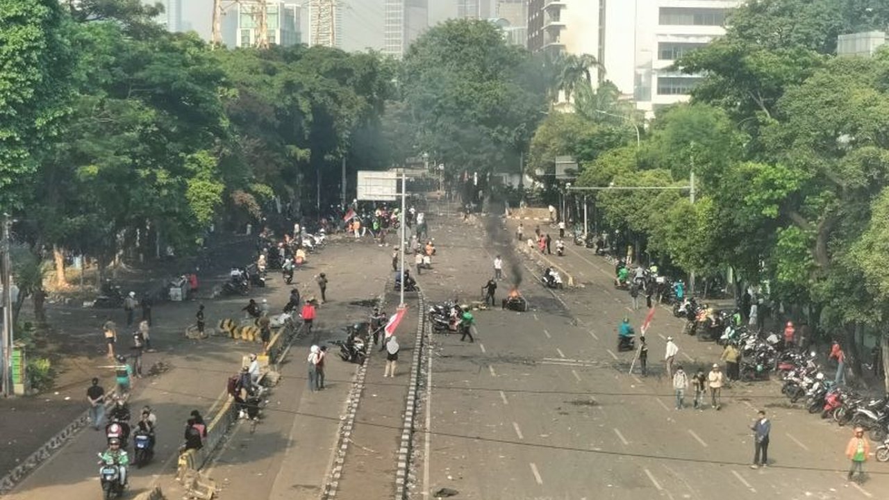 Jalan Kramat Kwitang masih ditutup pagi ini pasca-aksi demonstrasi. Simak detail kondisi terkini dan alasan di balik Penutupan Jalan Kramat Kwitang yang membuat lalu lintas terganggu.