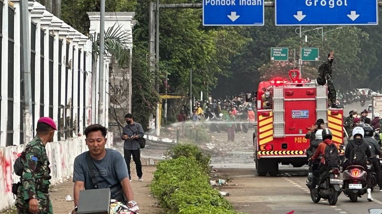 Sisa Gas Air Mata DPR masih terasa di lingkungan gedung parlemen, membuat mata perih dan bersin. Mengapa Damkar sampai harus menyemprotkan air?