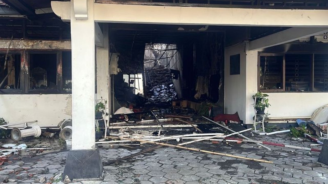 Ruang Sekretaris Dewan (Sekwan) DPRD Surakarta ludes terbakar dini hari oleh massa aksi. Insiden pembakaran Ruang Sekwan DPRD Surakarta ini mengejutkan banyak pihak, bagaimana kronologinya?