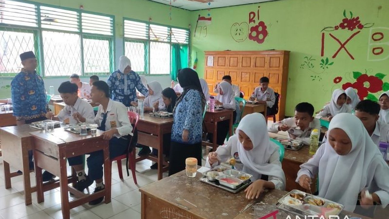 Pasca insiden 456 siswa keracunan, Gubernur Bengkulu mendesak semua dapur penyedia program Makan Bergizi Gratis (MBG) untuk patuhi SOP demi kualitas dan keamanan pangan.