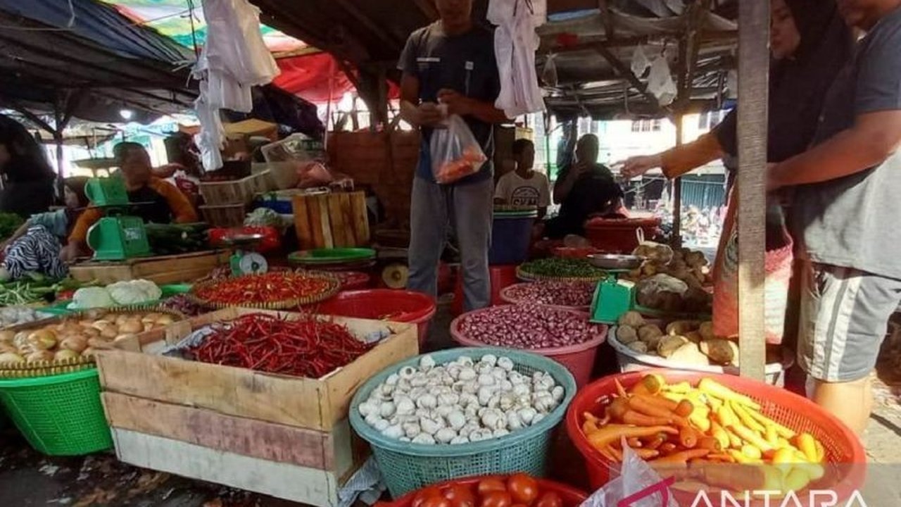 Disperindag Babel memastikan stok bawang merah dan putih mencapai 41,8 ton, cukup untuk kebutuhan masyarakat. Pasokan lancar, harga cabai mulai turun.