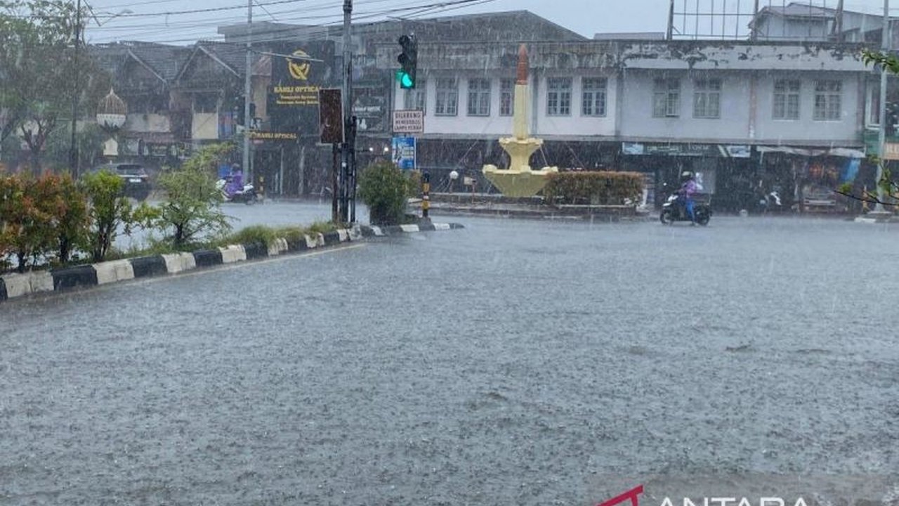 Curah hujan intensitas sedang hingga lebat di Pantai Barat Selatan Aceh efektif membantu pemadaman karhutla. BMKG juga mengungkap penyebab dan imbauan penting bagi masyarakat.