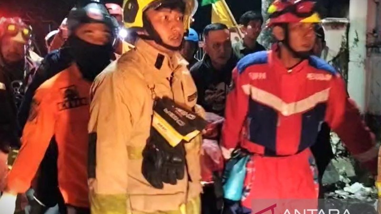 Tiga orang dilaporkan meninggal dunia dan lima lainnya luka-luka dalam insiden pembakaran Kantor DPRD Makassar. Peristiwa tragis ini terjadi saat demonstrasi memanas, menyisakan duka mendalam bagi para korban.