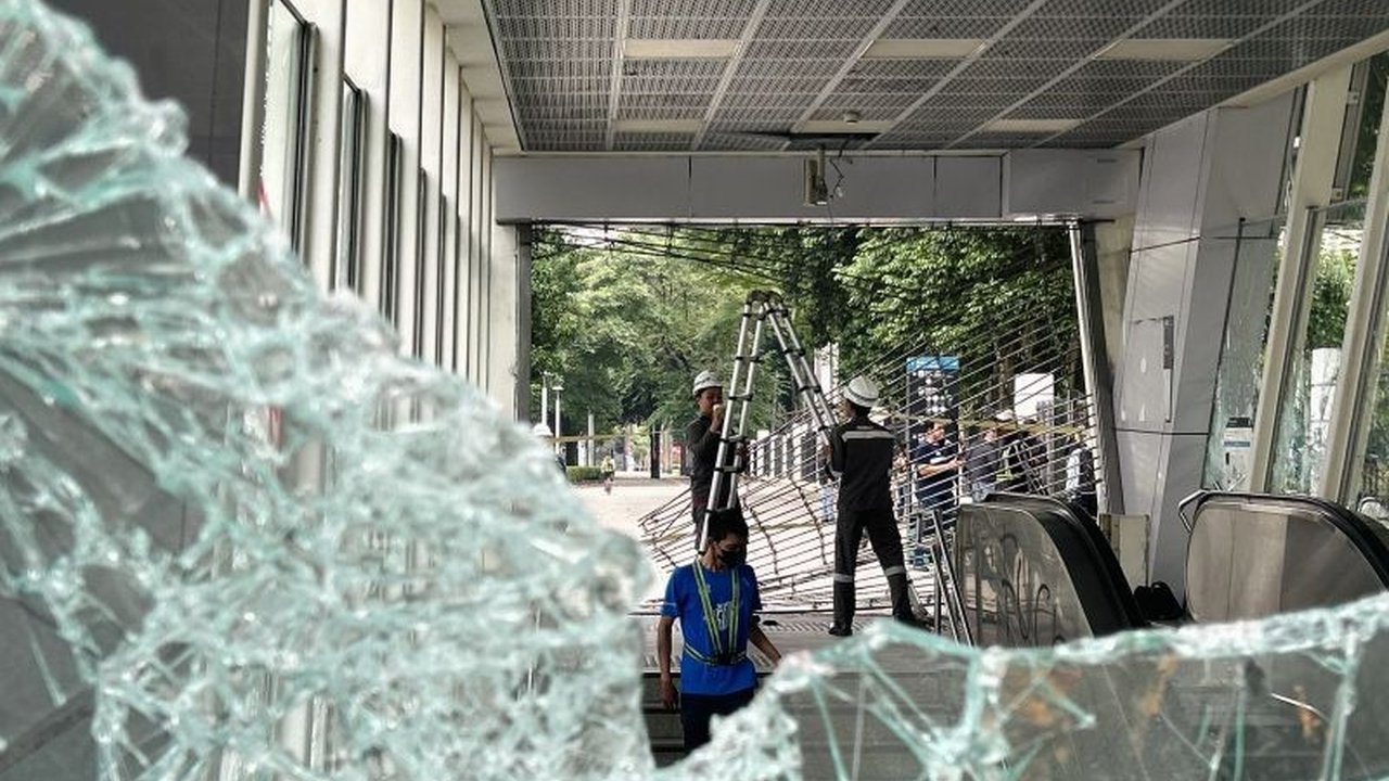 Insiden Kerusakan MRT Jakarta tak terduga terjadi saat demonstrasi, di mana CCTV dan isi vending machine dijarah. Simak detail lengkap kerugian yang dialami PT MRT Jakarta.