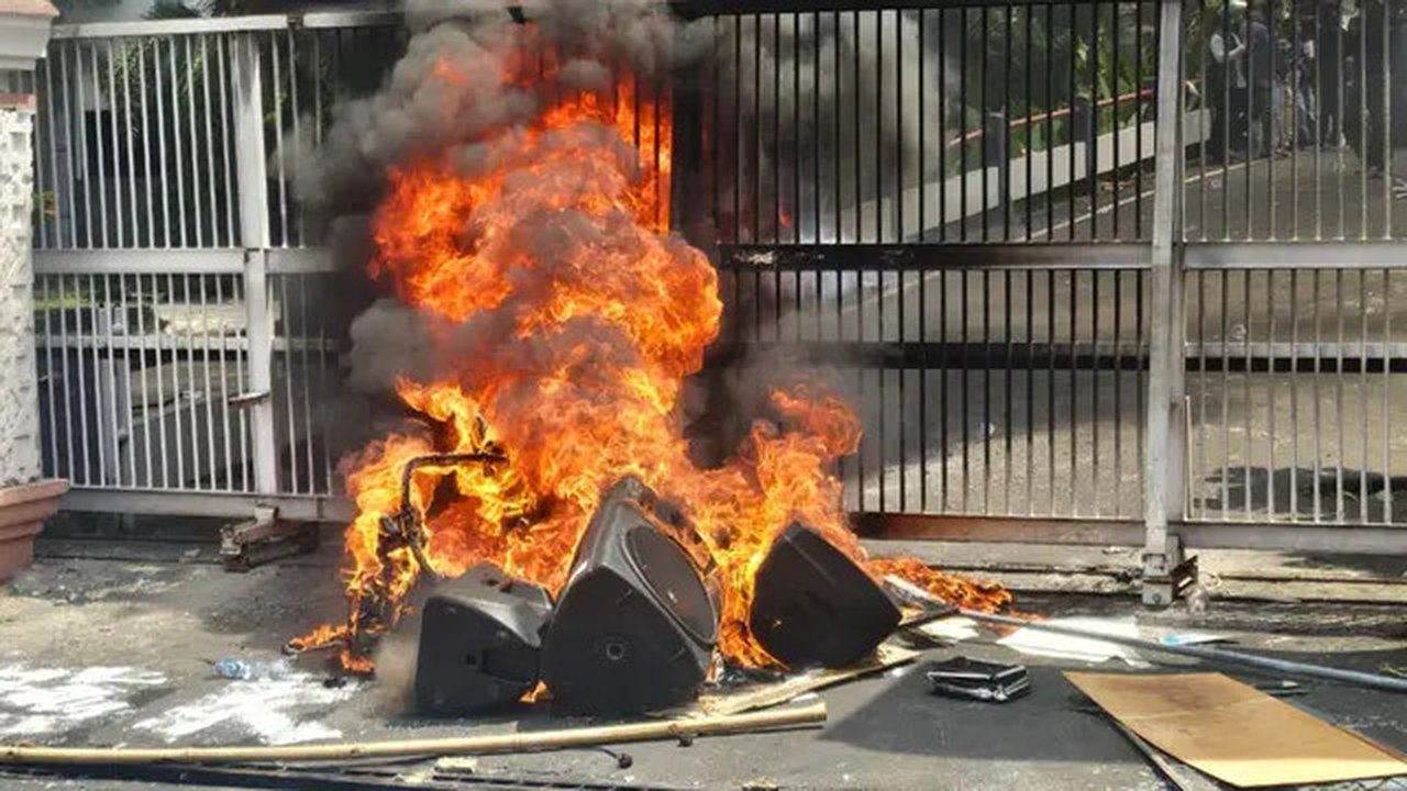 Massa bakar ban di depan DPRD NTB dan rusak pagar marksa Polda