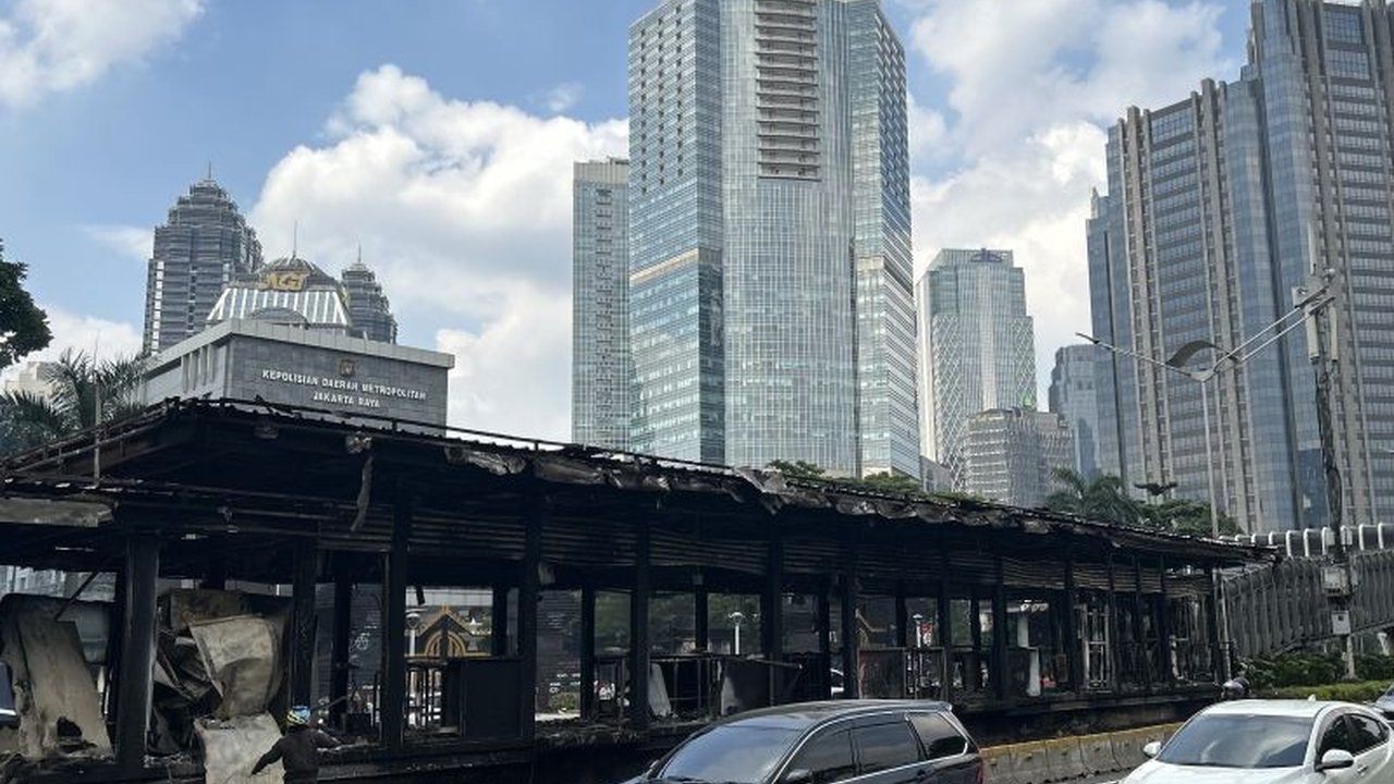 Pembakaran tujuh halte Transjakarta, termasuk Halte Polda Metro Jaya, membuat layanan Transjakarta di Jakarta lumpuh total. Simak detail kerugian dan dampaknya di sini.