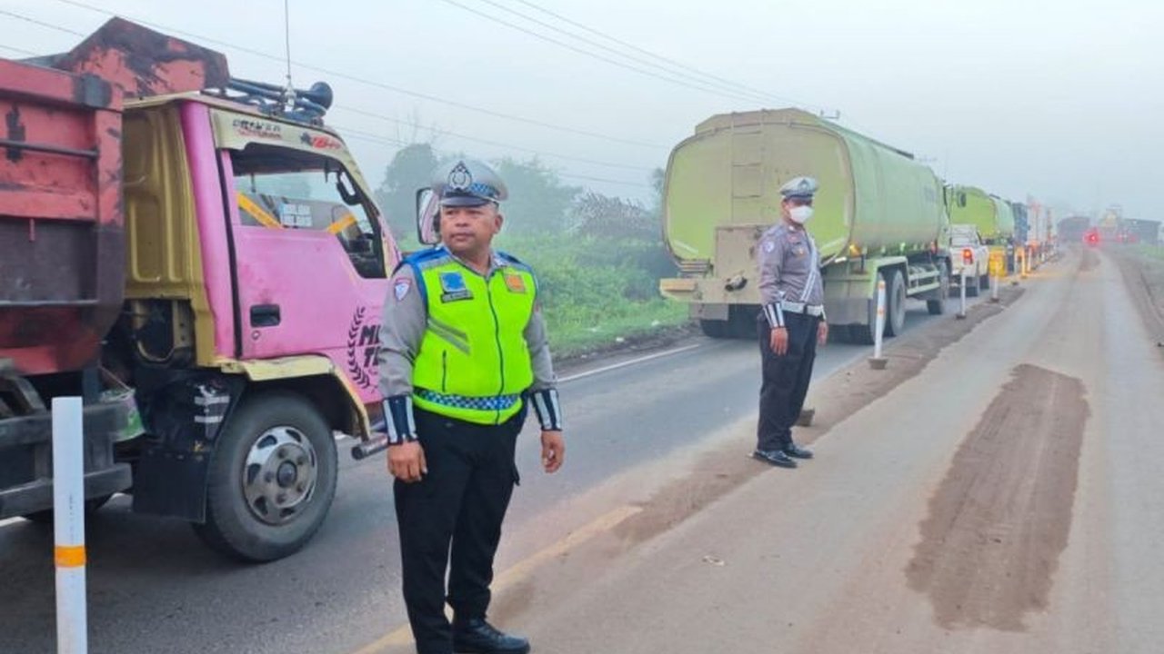 Perbaikan Jembatan Sei Lenggana di Sampit berdampak pada arus lalu lintas. Simak bagaimana Satlantas Polres Kotim melakukan pengaturan lalu lintas untuk mencegah kemacetan dan menjaga kelancaran.
