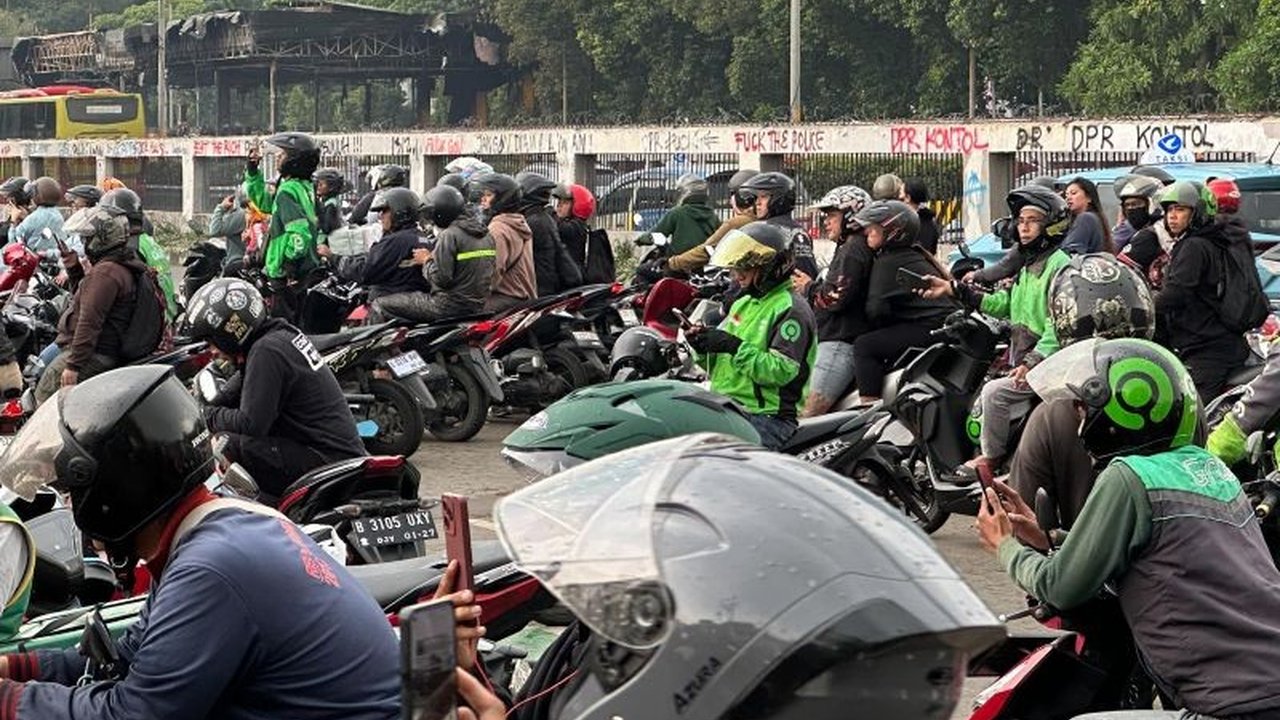 Lalu lintas tersendat di depan gerbang utama DPR RI pada Sabtu siang, 30 Agustus. Simak penyebab kemacetan parah yang sering terjadi di area vital Jakarta ini dan dampaknya.