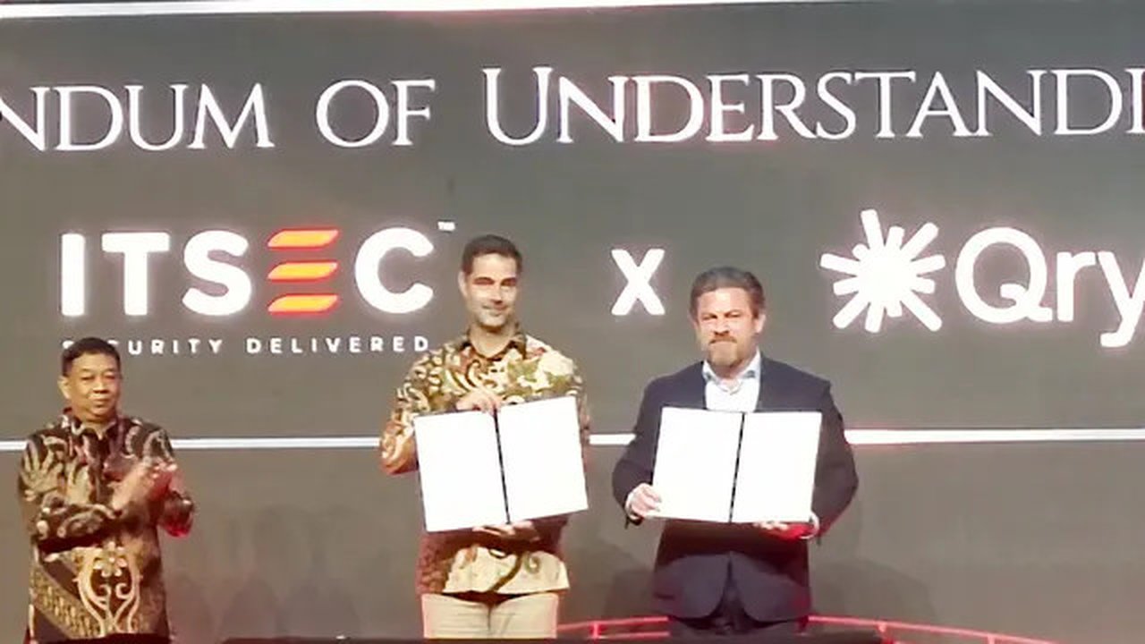 Momen Patrick Dannacher, President Director ITSEC Asia dan Kevin Chalker, CEO & Founder Qrypt, menandatangani Memorandum of Understanding (MoU) di The Ritz Carlton Pacific Place, Jakarta, Rab