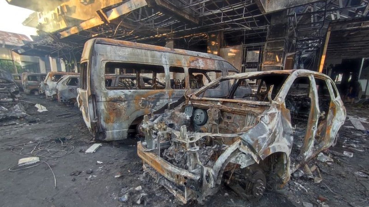 Puluhan kendaraan, termasuk 67 mobil, ludes terbakar dalam insiden kerusuhan di Kantor DPRD Makassar yang juga menelan tiga korban jiwa.