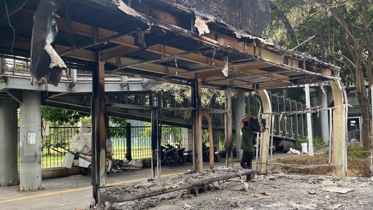 PT Transjakarta mengumumkan 16 Halte Transjakarta Rusak dan 6 lainnya dibakar akibat demo di Jakarta. Simak detail kerusakan dan daftar halte yang terdampak!