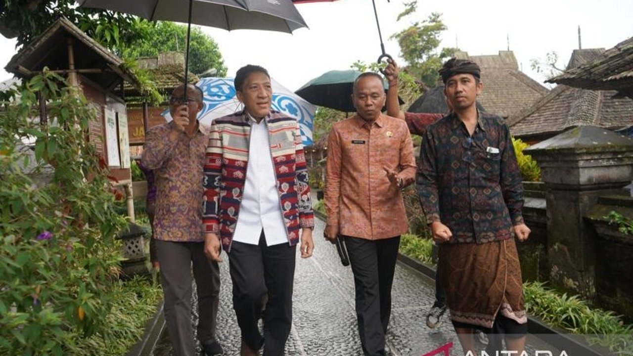 Ketahui mengapa Desa Penglipuran Bali menjadi contoh sukses pelestarian budaya dan kearifan lokal, bahkan diapresiasi Kemenbud atas komitmennya menjaga tradisi unik.