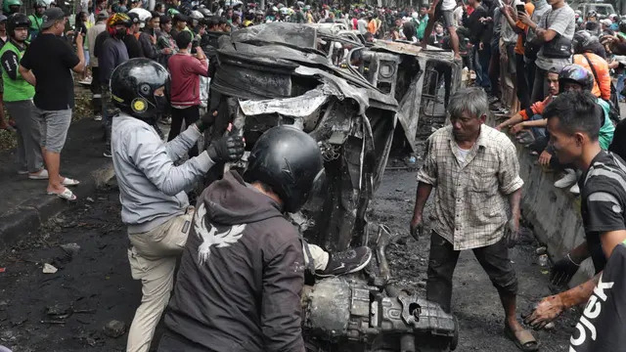 Kericuhan ini merupakan buntut dari peristiwa seorang pengemudi ojek online, Affan Kurniawan yang tewas dilindas kendaraan taktis Brimob pada Kamis (28/8) sore saat aksi demo di Pejompongan.