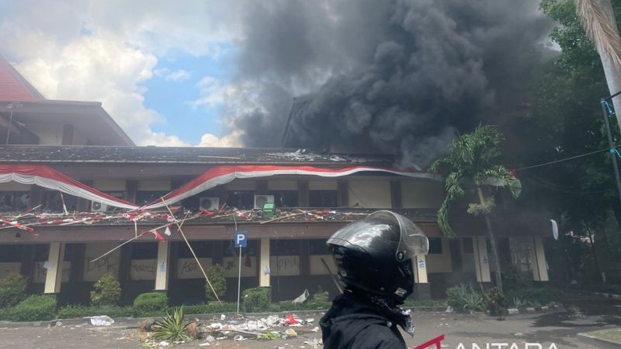 Gedung DPRD Kabupaten Cirebon menjadi sasaran amuk massa setelah unjuk rasa di Polresta ricuh. Simak detail kerusuhan DPRD Cirebon dan dampaknya yang mengejutkan.
