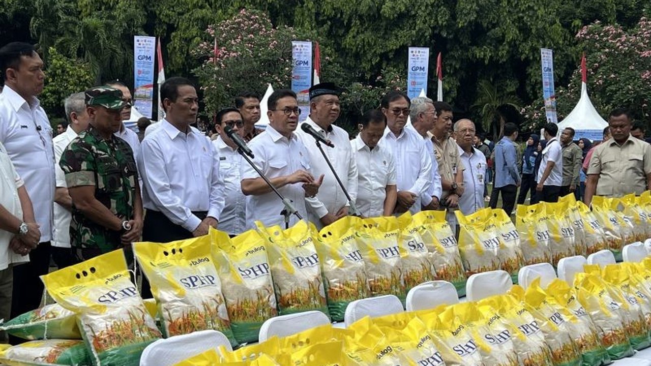 Pemerintah gencar lakukan Stabilisasi Harga Beras dengan menyalurkan 43.665 ton beras SPHP melalui Gerakan Pangan Murah. Simak upaya menjaga ketersediaan pangan nasional.