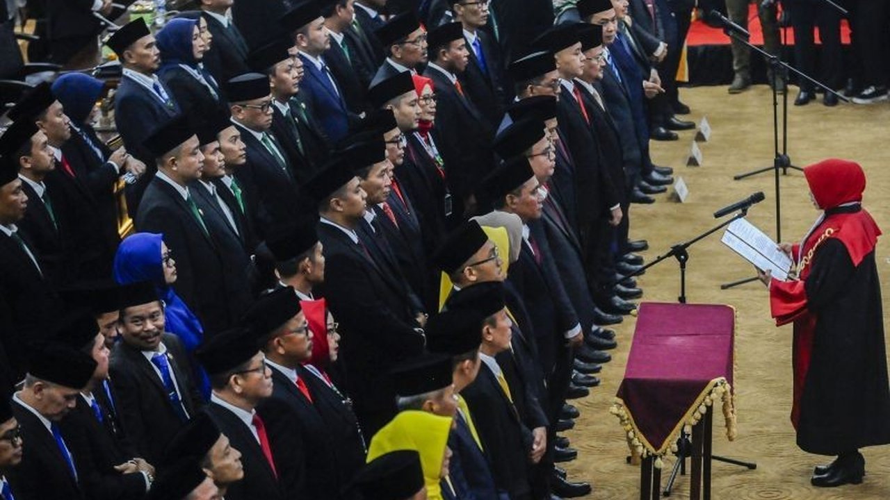 Pembahasan finalisasi APBD Banten 2025 di DPRD Banten ditunda mendadak. Penundaan ini terkait adanya seruan aksi dari aliansi BEM se-Banten. Apa alasan di balik keputusan ini?