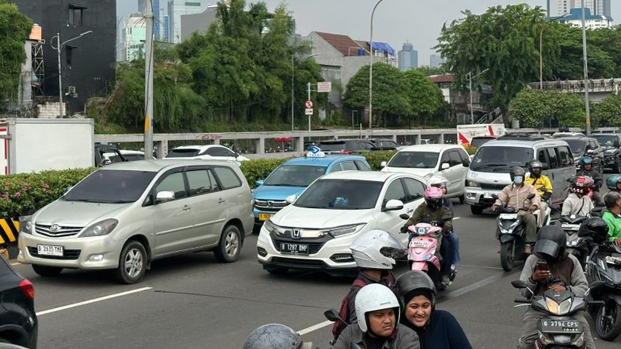Kemacetan parah di Jalan Gatot Subroto membuat puluhan pengendara motor nekat motor masuk tol DPR di depan gerbang utama. Apa pemicu dan konsekuensi dari tindakan ini?