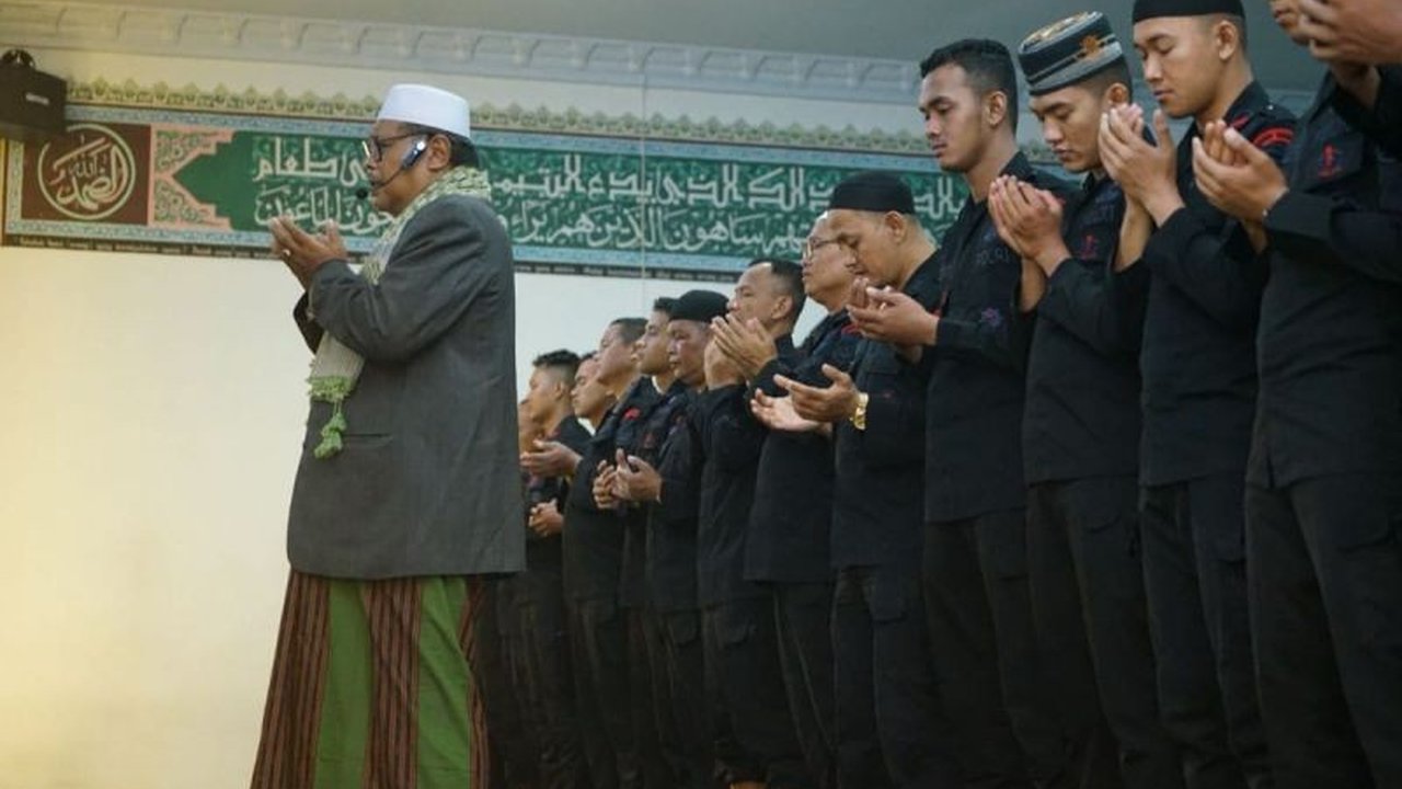 Brimob Polda Sumut menggelar doa bersama lintas agama dan shalat ghaib untuk Affan Kurnaiawan, pengemudi ojek daring yang meninggal dunia. Bagaimana wujud kepedulian humanis Brimob dalam tragedi ini?