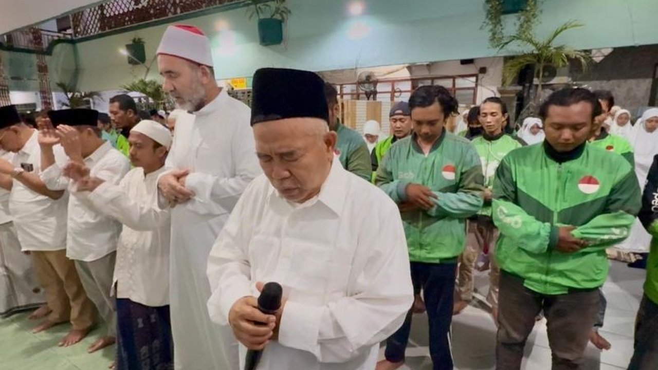 Ribuan santri dan pengemudi ojek online di Surabaya bersatu dalam Shalat Ghaib untuk Affan Kurniawan, korban meninggal aksi unjuk rasa. Simak momen haru dan pesan kemanusiaan di baliknya.