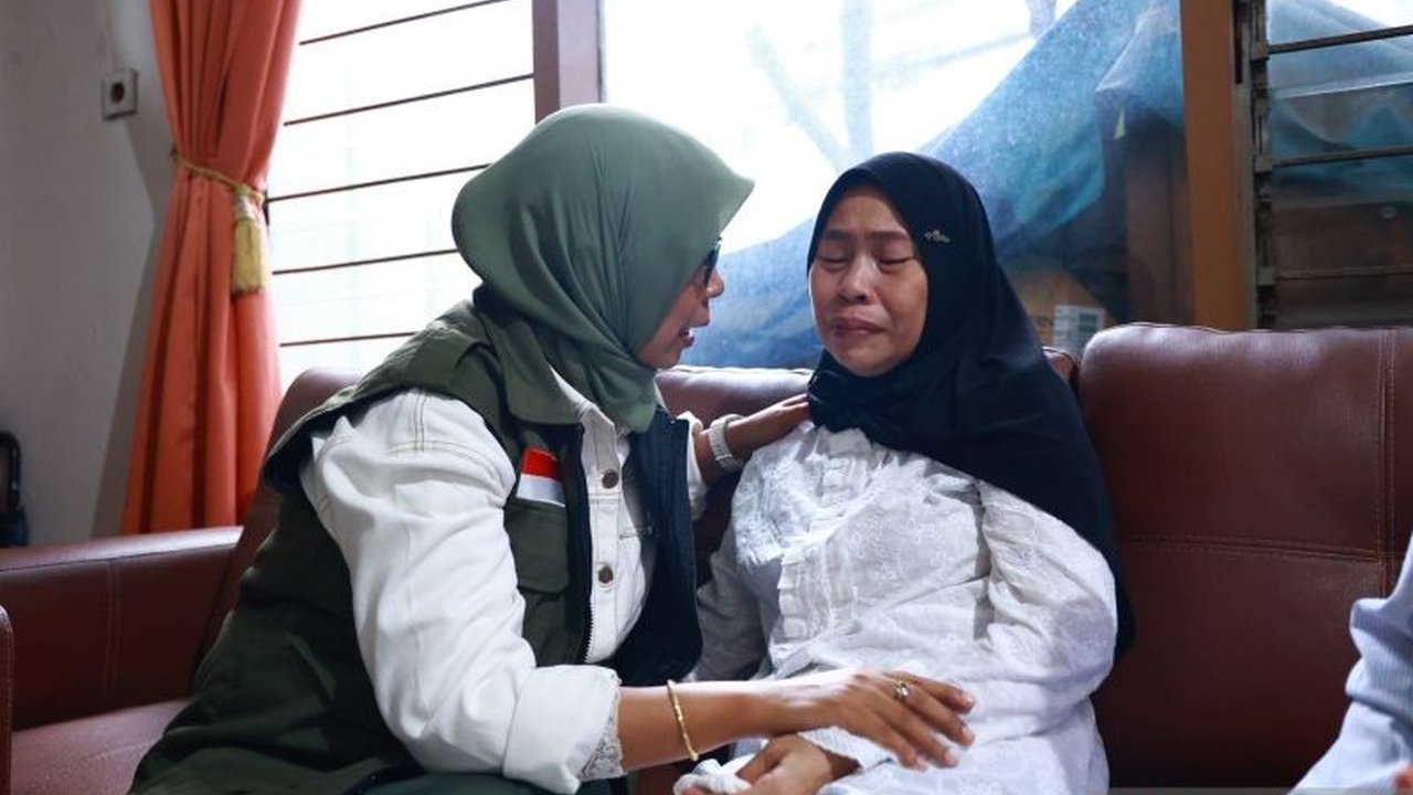 Keluarga Affan Kurniawan, pengemudi ojek daring korban rantis Brimob, menerima santunan duka dari Lazisnu PBNU, sekaligus dukungan pendidikan dan usaha. Simak selengkapnya!