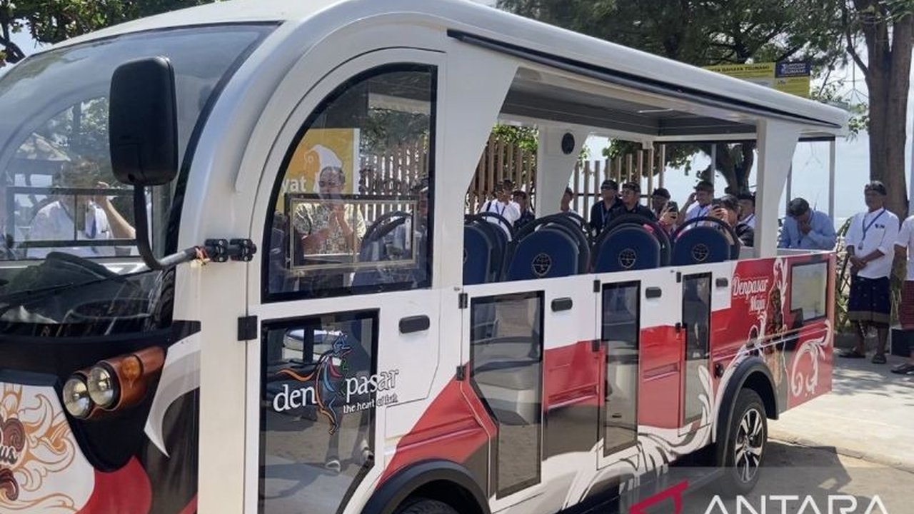 Dinas Perhubungan Denpasar mengizinkan warga Sanur membuka kantong parkir di rumah, menghubungkan pengendara dengan bus listrik. Kebijakan ini bertujuan mengurangi kemacetan dan menciptakan kawasan rendah emisi di Sanur.