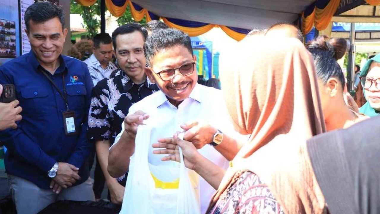 Pemkot Tangerang menggulirkan Gerakan Pangan Murah Tangerang dengan menyalurkan 16 ton beras di 13 kecamatan. Bagaimana program ini menjaga stabilitas harga pangan dan meringankan beban warga?