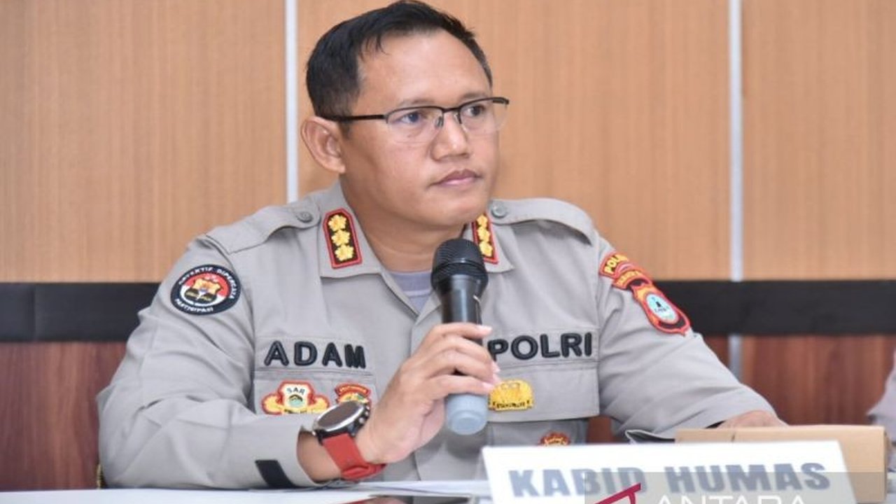 Polda Kalsel waspada penyusup dalam aksi unjuk rasa besar di Banjarmasin. Kabid Humas Kombes Pol Adam Erwindi ingatkan masyarakat agar tidak terprovokasi, demi menjaga kedamaian Kalsel.