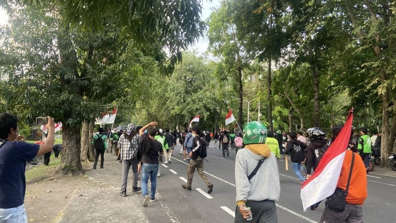 Pengamanan DPRD Bali diperketat menyusul aksi demonstrasi yang tiba-tiba berpindah lokasi. Satpol PP dan TNI siaga penuh, antisipasi kericuhan demi menjaga kondusivitas pariwisata Bali.