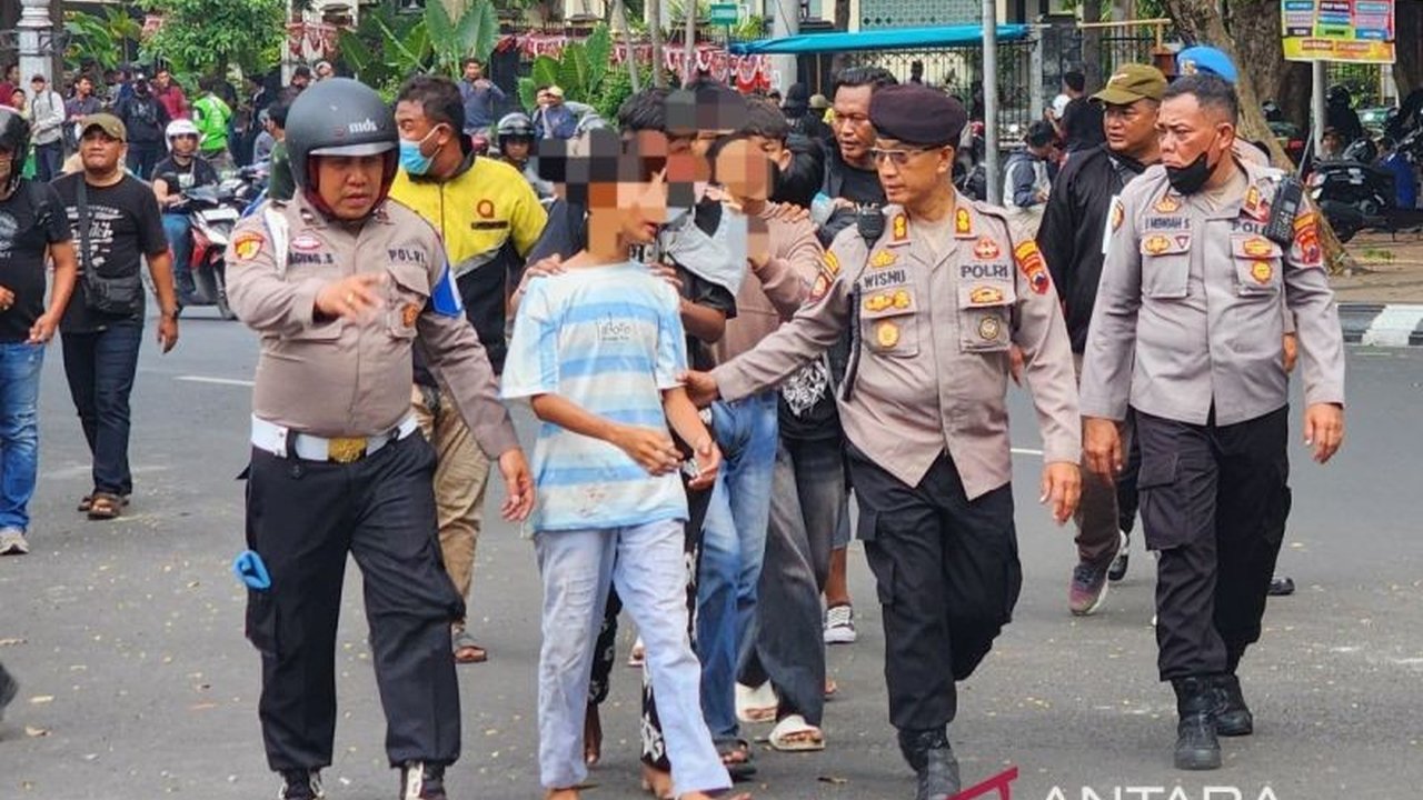 Puluhan remaja anarko ditangkap polisi usai melakukan penyerangan Mapolda Jateng di Semarang. Apa motif di balik aksi anarkis yang mengejutkan ini?