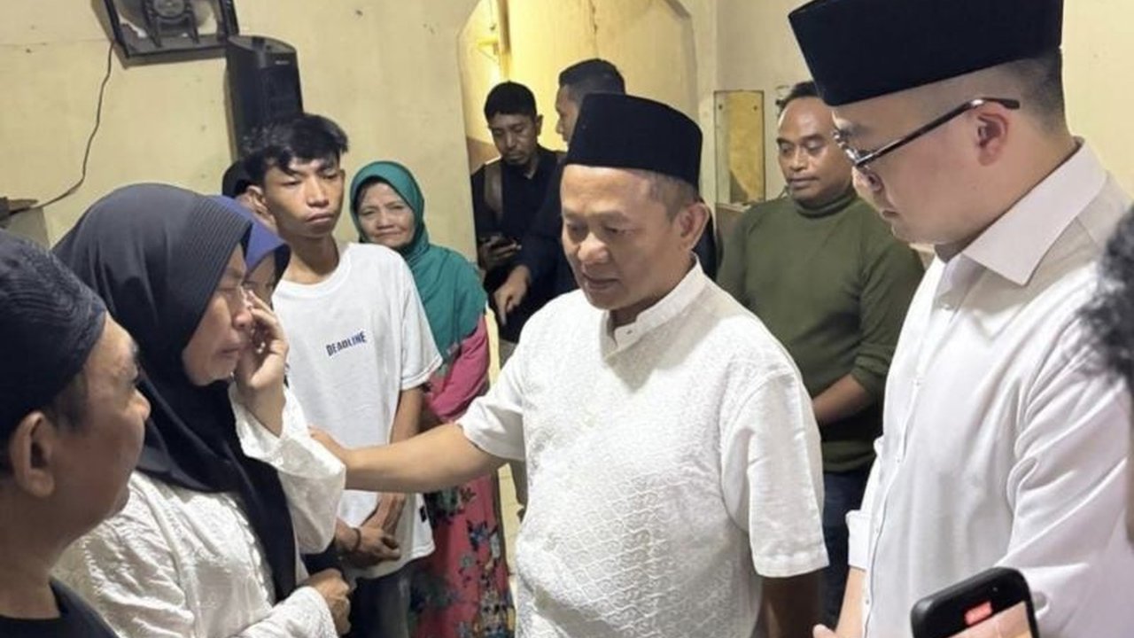 Sekretaris Jenderal Partai Golkar, Muhammad Sarmuji, menyampaikan duka mendalam atas wafatnya Affan Kurniawan. Kunjungan ini mengungkap Duka Golkar dan empati seorang ayah yang pernah merasakan kehilangan serupa.