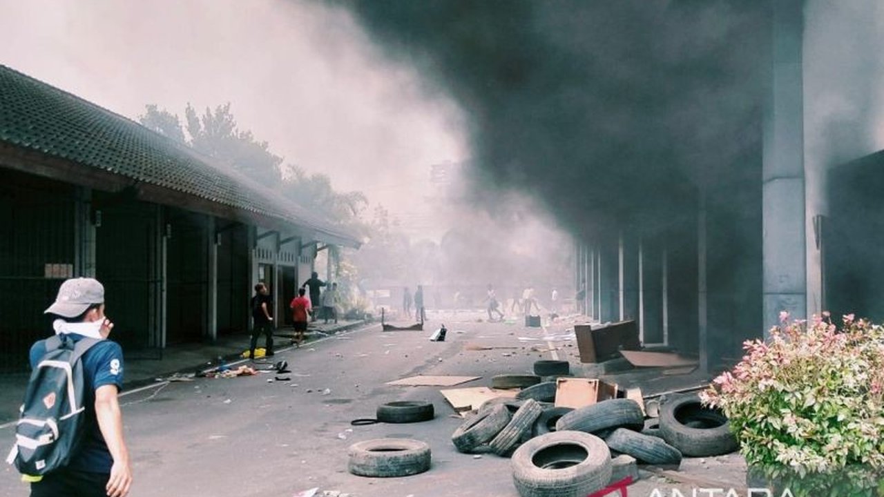 Aksi unjuk rasa di Gedung DPRD NTB berujung pada pembakaran dan penjarahan. Simak kronologi lengkap mengapa Gedung DPRD NTB Dibakar massa.