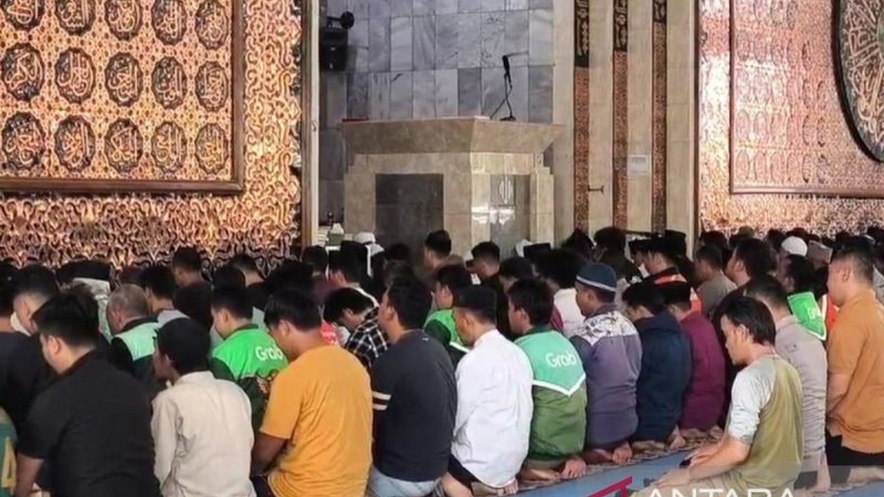 Ratusan ojek online bersama Polresta Bengkulu dan pejabat daerah gelar shalat ghaib untuk mendoakan almarhum Affan Kurniawan, korban unjuk rasa di DPR RI. Simak detail solidaritas dan doa bersama ini dalam kegiatan shalat ghaib Polresta Bengkulu ojol.