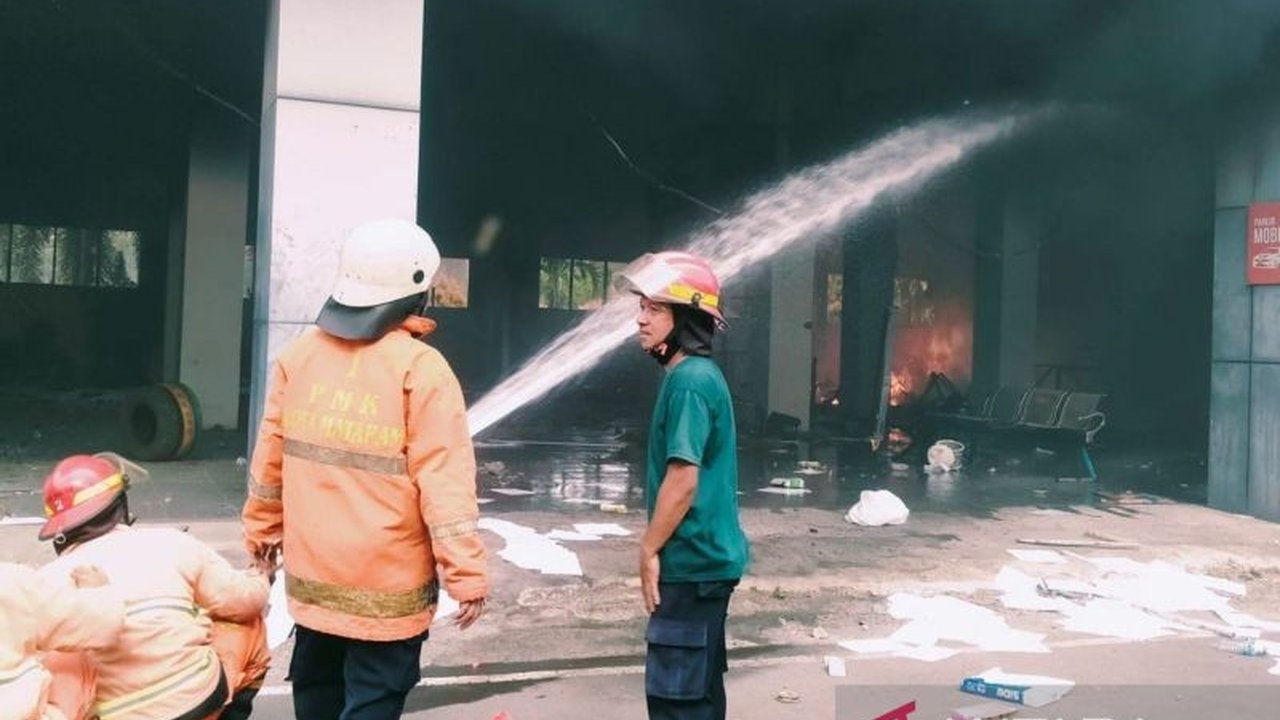 Petugas Damkar Kota Mataram menghadapi tantangan berat saat memadamkan api di Gedung DPRD NTB yang terbakar, harus mencari jalan alternatif karena dihadang massa. Bagaimana mereka berhasil?