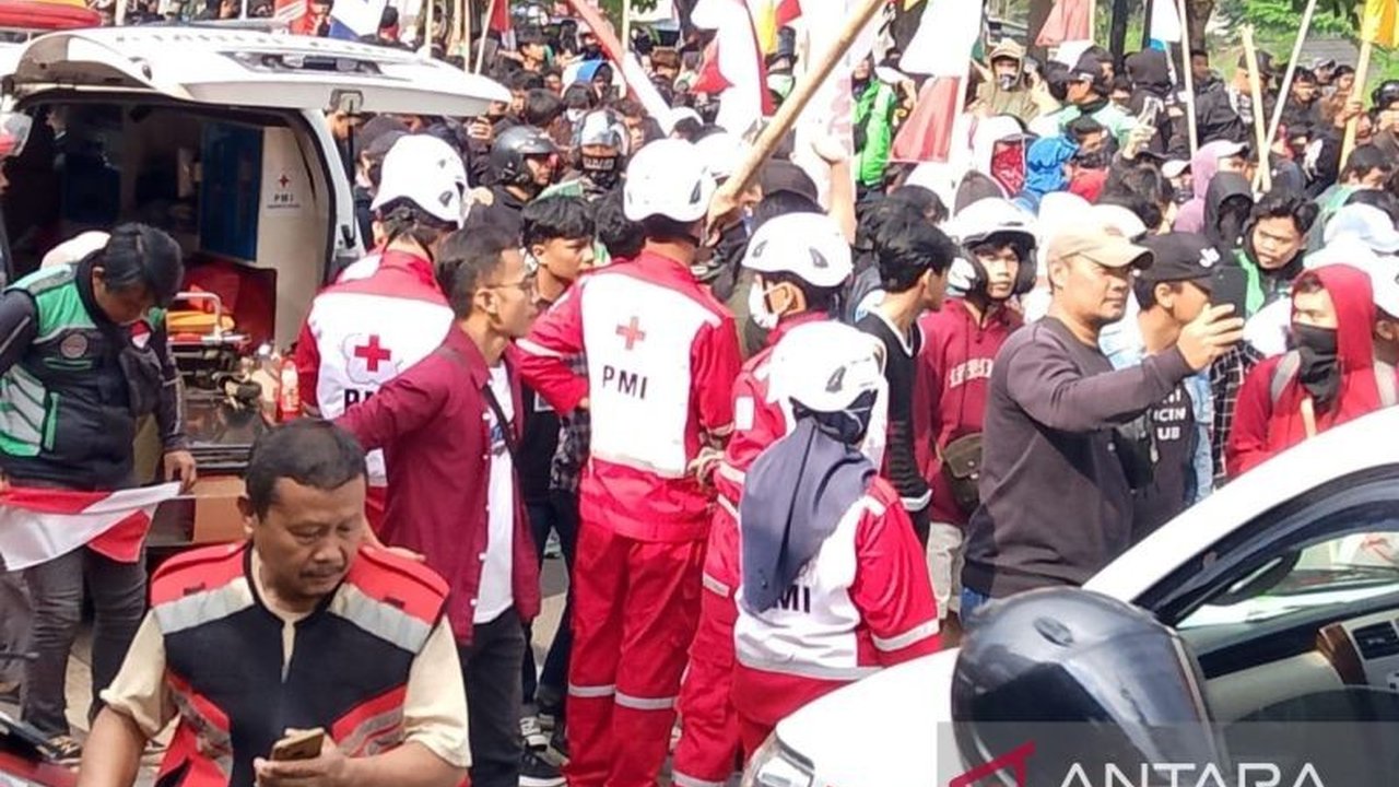 PMI Cianjur siagakan posko kesehatan untuk kawal unjuk rasa di DPRD Cianjur. Tiga orang dirujuk, dua di antaranya akibat gas air mata. Bagaimana situasi terkini di lapangan?