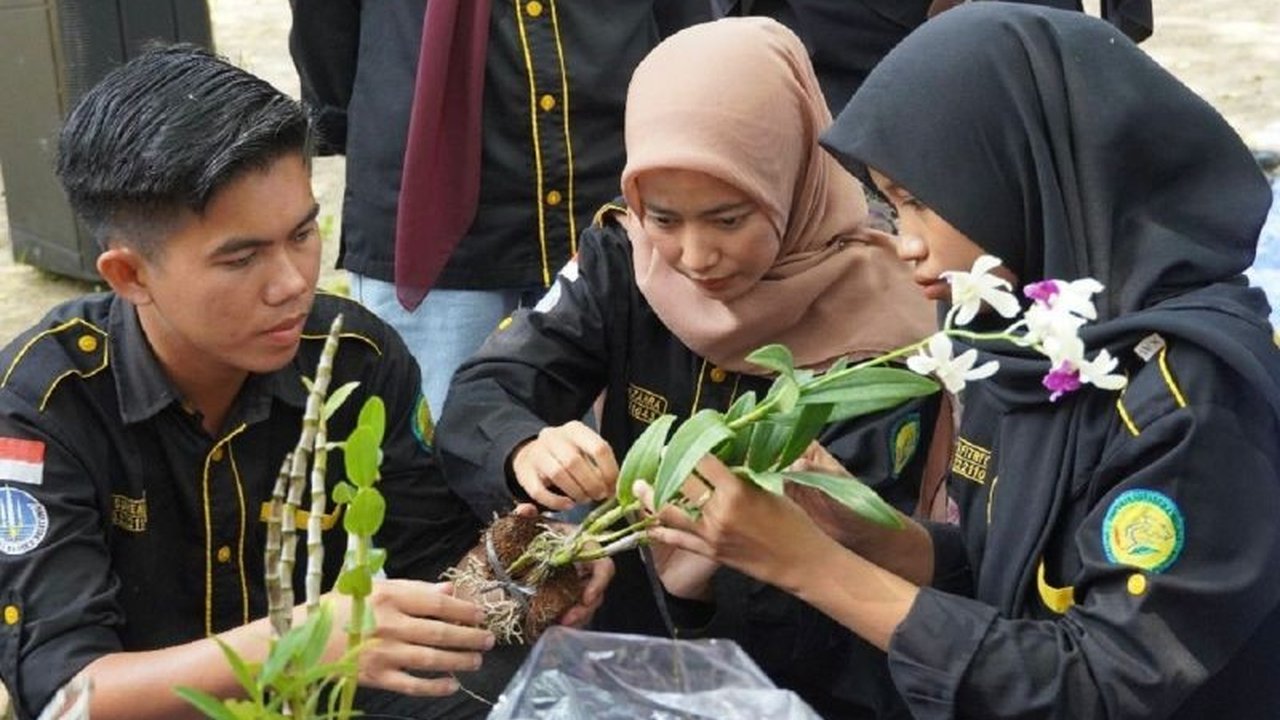 Pertamina Sumbagsel melalui Integrated Terminal Pangkal Balam melatih warga Pangkalpinang untuk memulihkan konservasi anggrek. Bagaimana program budidaya cerdas iklim ini mengatasi dampak perubahan iklim pada flora?
