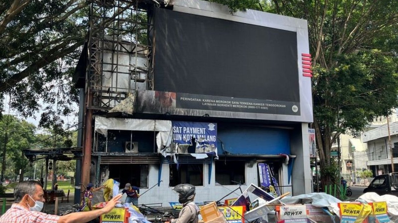 Polresta Malang Kota mengonfirmasi 16 pos polisi mengalami kerusakan parah, termasuk dibakar, usai aksi demo di Kota Malang. Simak detail kerusakan dan dampaknya pada operasional kepolisian.