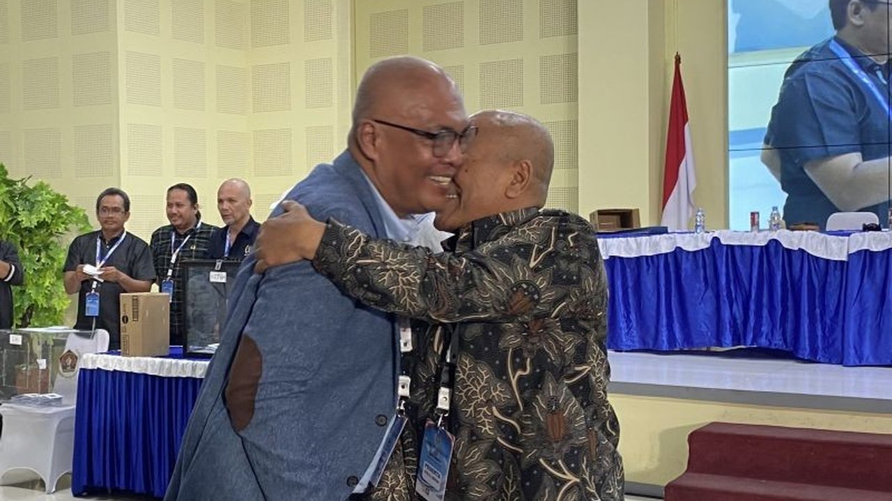 Akhmad Munir, Direktur Utama LKBN ANTARA, kini resmi menjabat Ketua Umum PWI Pusat 2025-2030. Simak bagaimana perolehan suara membawanya ke puncak pimpinan organisasi wartawan ini!