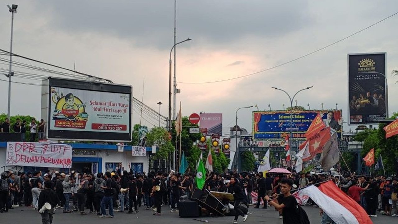 Ratusan mahasiswa di Serang meluapkan kekecewaan dengan menggeruduk Polpos Ciceri. Apa yang memicu Aksi Mahasiswa Serang ini hingga mengeluarkan perabotan?