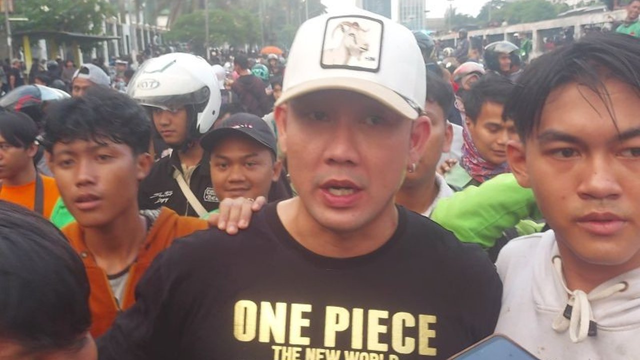 Selebritas seperti Denny Sumargo dan Lucinta Luna turut bersuara di tengah Aksi Demo DPR di Senayan, meminta massa tidak anarkis. Apa peran mereka dan bagaimana situasi di lapangan?