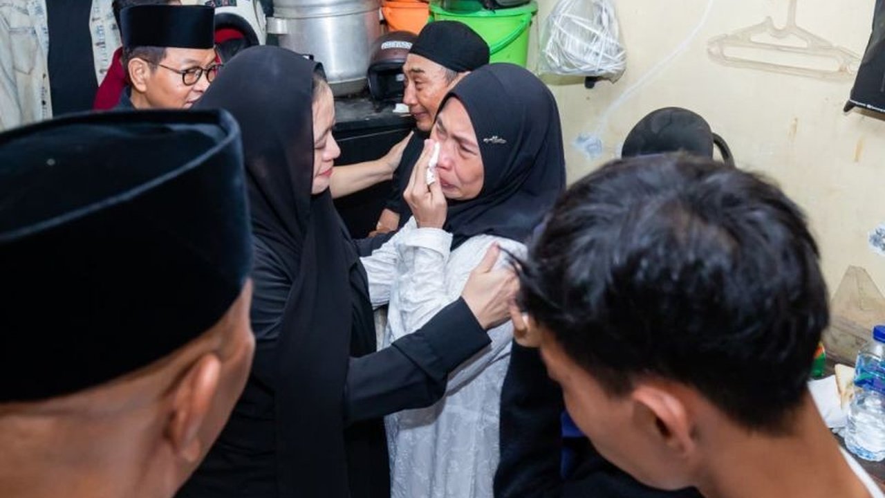 Ketua DPR RI Puan Maharani menunjukkan kepeduliannya dengan Puan Maharani Bantu Keluarga Ojol almarhum Affan, memberikan bantuan pendidikan dan motor baru. Simak detail bantuannya!