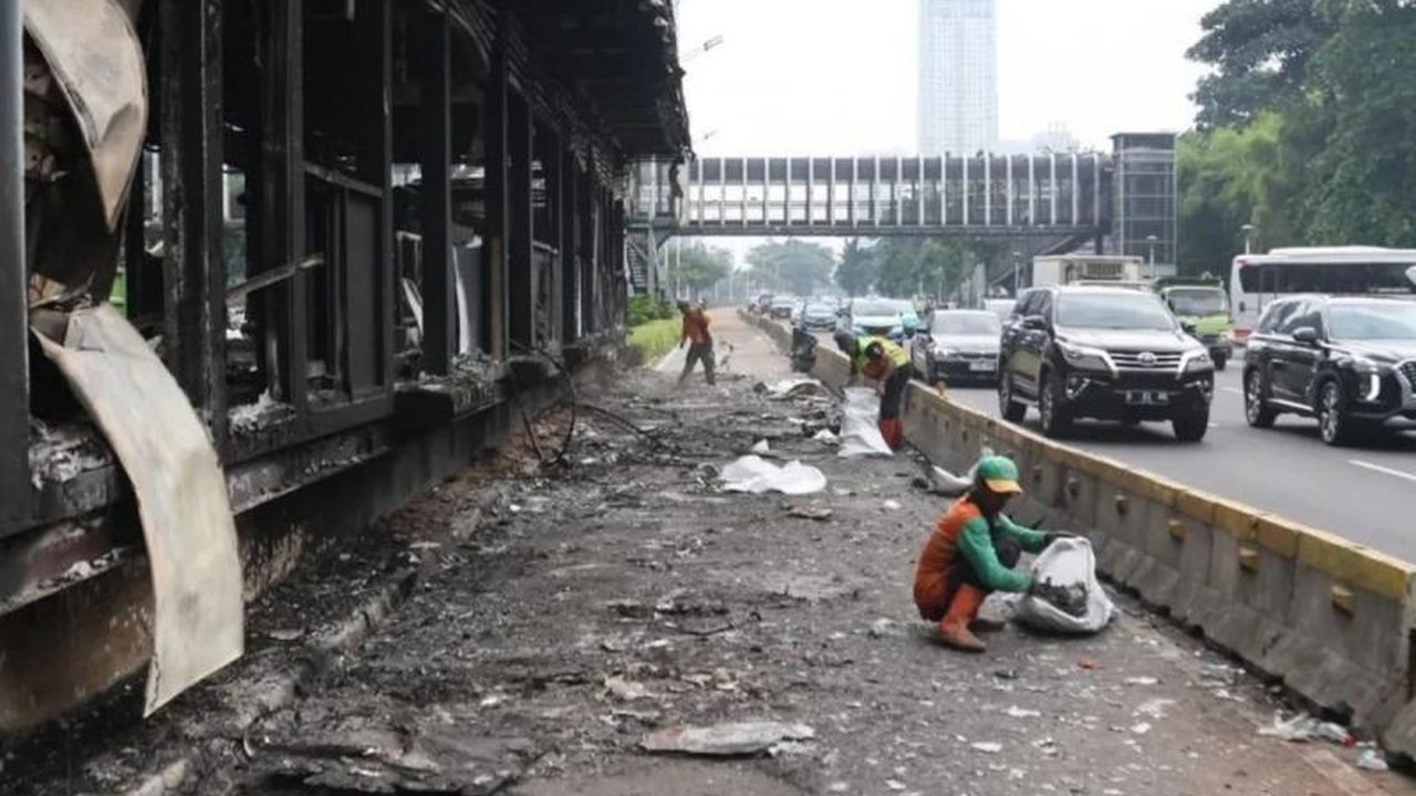 Ketahui bagaimana 1.150 petugas kebersihan DLH DKI Jakarta berhasil melakukan Pembersihan Sampah Jakarta secara masif, memulihkan Ibu Kota dalam waktu singkat pasca-unjuk rasa besar.