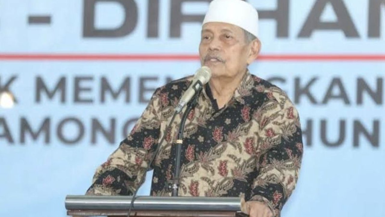 K.H. Abdul Ghofur, Pengasuh Pondok Pesantren Sunan Drajat, menyerukan masyarakat untuk mempercayakan penanganan Keamanan Nasional kepada Kapolri Listyo Sigit Prabowo dan menjaga ketertiban. Mengapa ini penting?