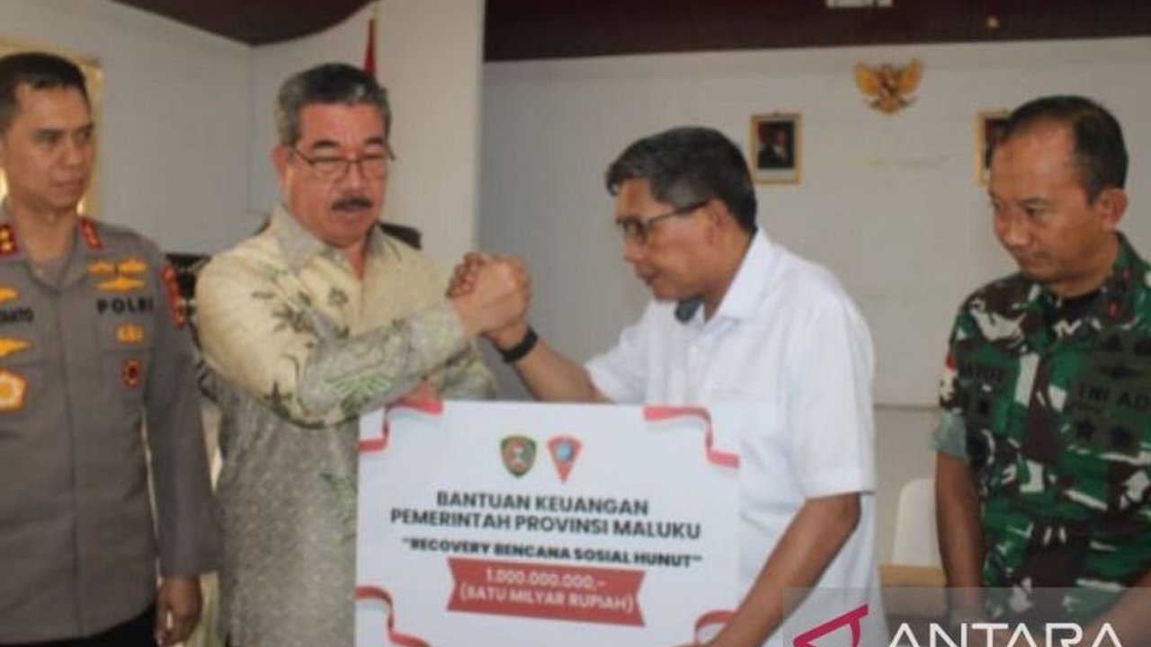 Gubernur Maluku menyerahkan Bantuan Bencana Sosial senilai Rp2 miliar untuk korban kebakaran di Ambon dan konflik di Maluku Tengah. Langkah cepat ini wujud komitmen Pemprov Maluku.