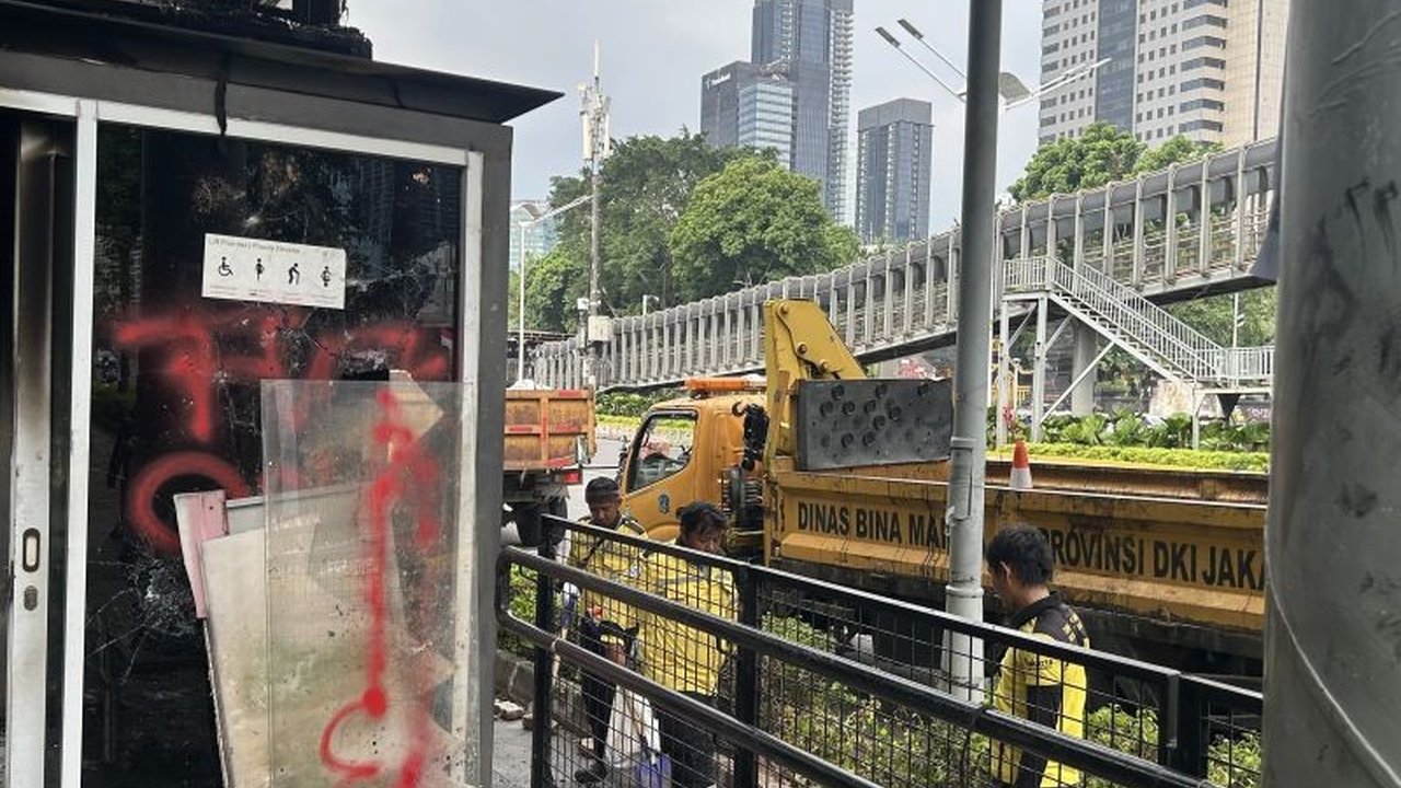 Dinas Bina Marga DKI Jakarta bergerak cepat membersihkan Fasilitas Umum Rusak Akibat Demo Jakarta, termasuk 16 halte TransJakarta yang terdampak. Simak detail kerusakannya!