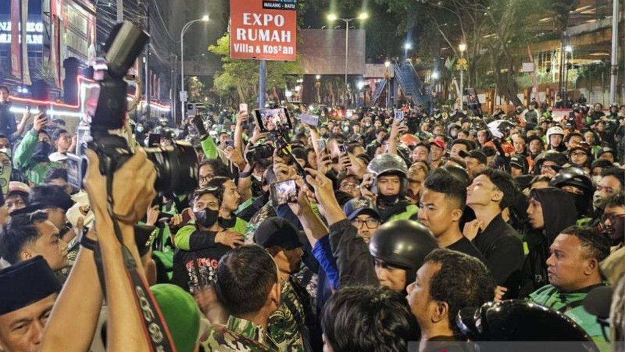 Polresta Malang Kota memastikan pembebasan puluhan anak yang terlibat dalam kericuhan demo Malang. Simak detail lengkap penanganan pasca-aksi dan nasib para pendemo dewasa.