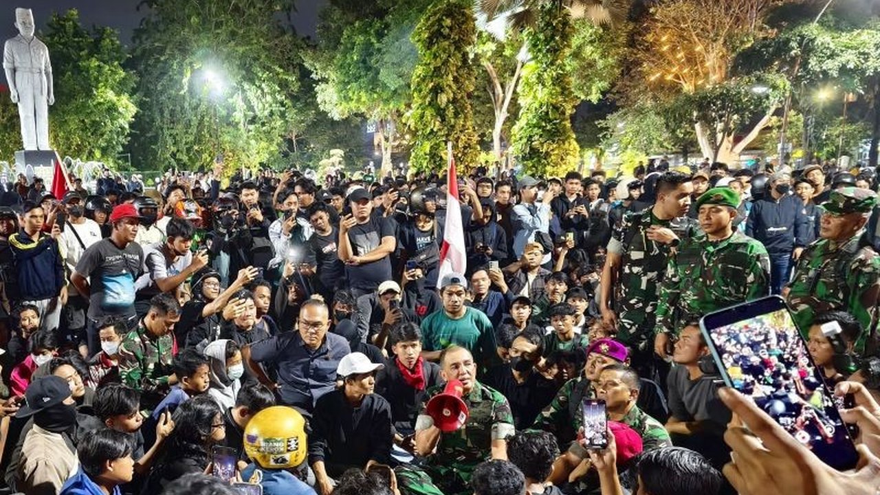 Pangdam Brawijaya diskusikan langsung aspirasi demonstran di Jalan Gubernur Suryo, Surabaya. Aksi tak biasa ini berhasil meredakan situasi tegang. Bagaimana detailnya?
